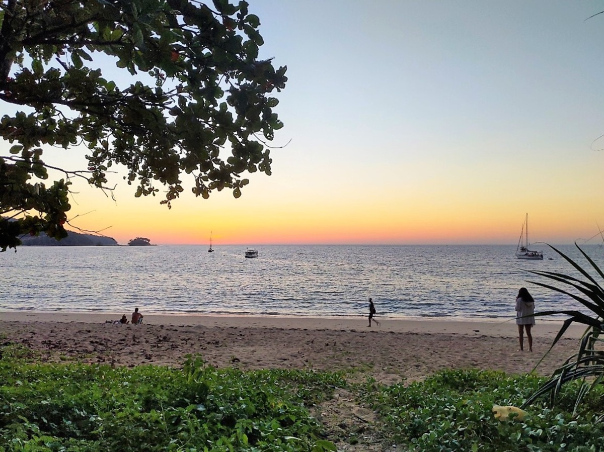 Nai Yang Beach Phuketissa – rauhallinen ranta lentokentän lähellä