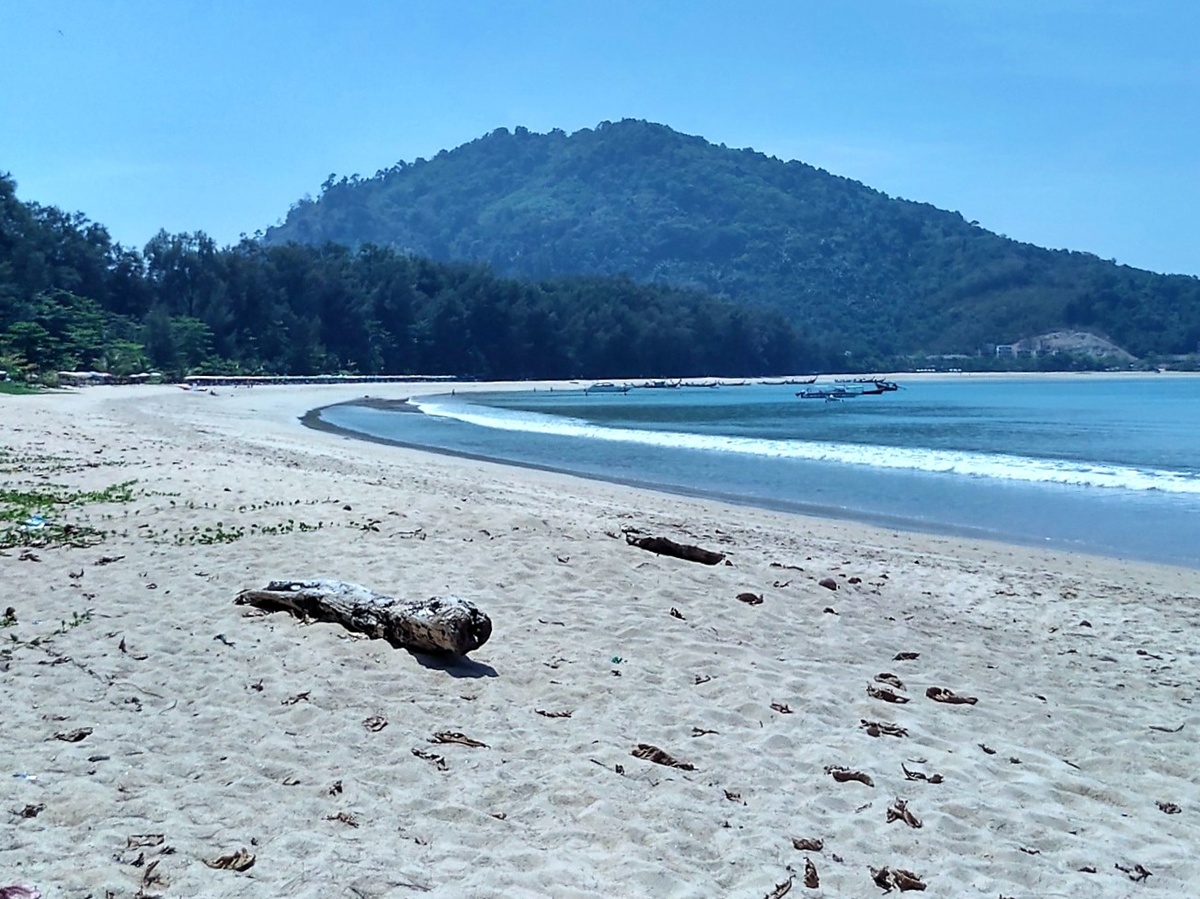 Nai Yang Beach Phuketissa – rauhallinen ranta lentokentän lähellä