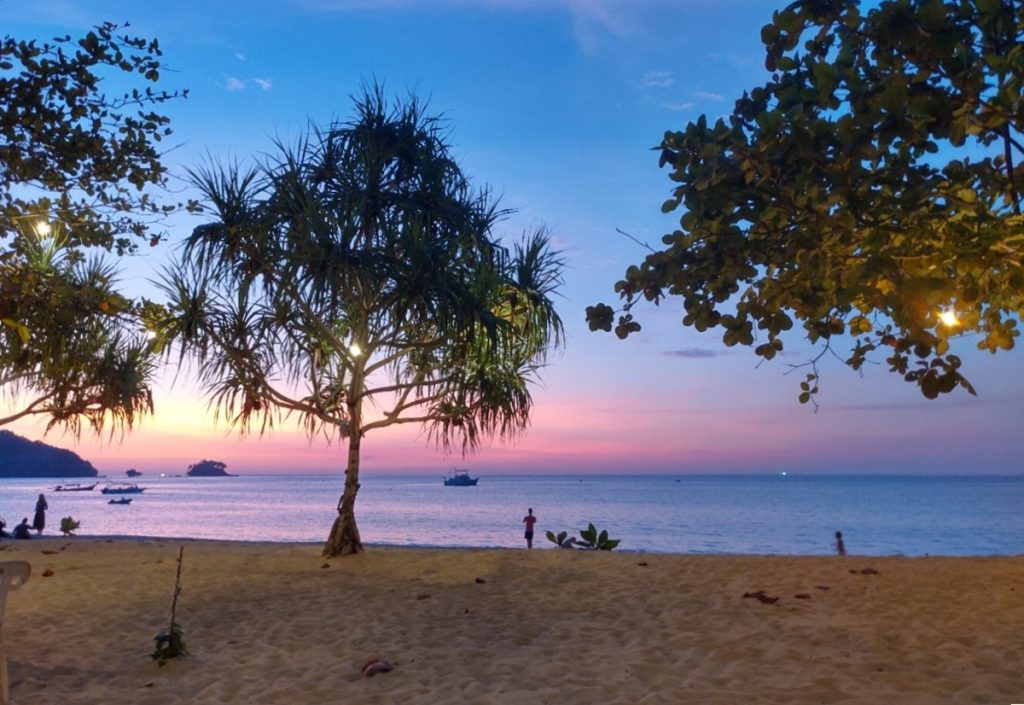 Nai Yang Beach Phuketissa – rauhallinen ranta lentokentän lähellä