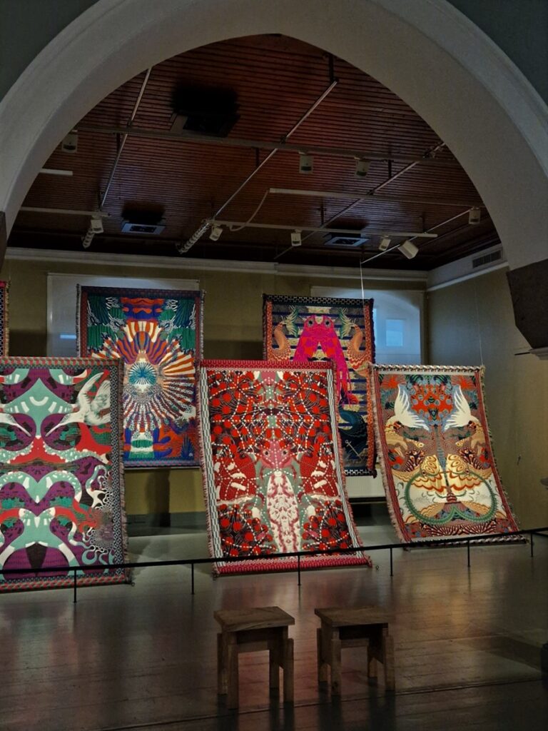 Designmuseo ja Kustaa Saksin Rajamailla -näyttely