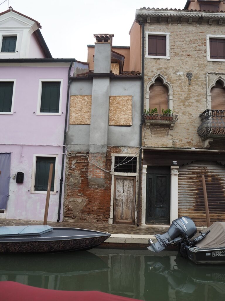 Värikäs Buranon saari Venetsiassa