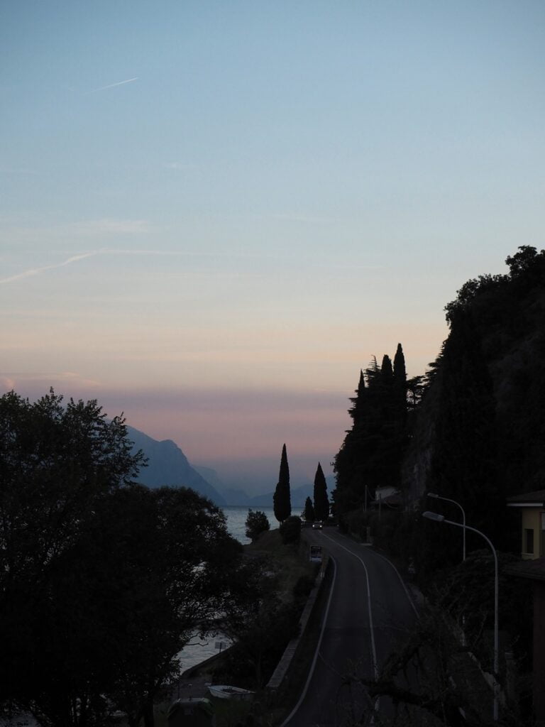 Upeita maisemia ja maukkaita aamiaisia Gardajärven rannalla – Albergo del Garda