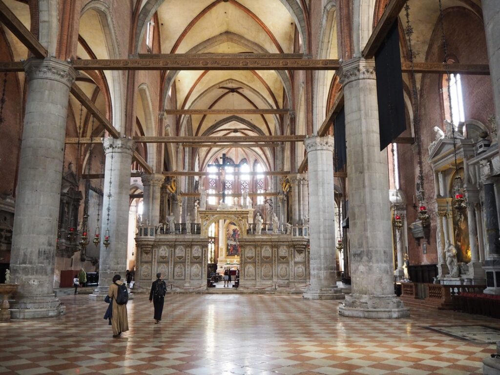 Sattuma johdattaa - Frari-kirkko ja Leonardo-museo Venetsiassa