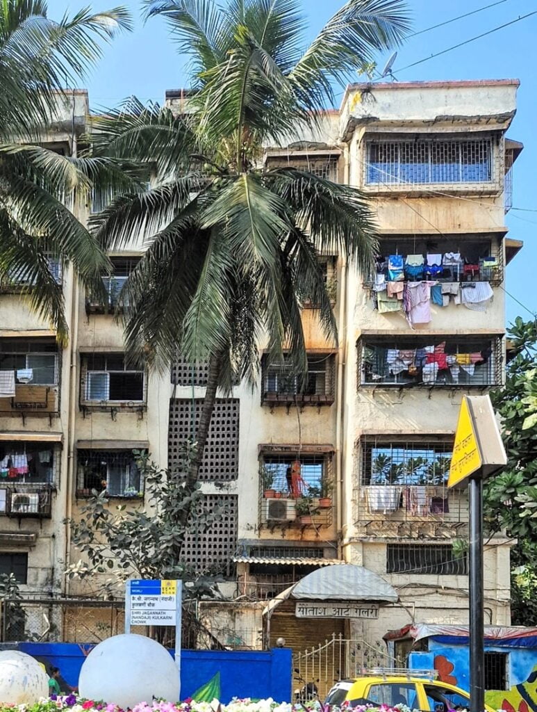 Mumbai - pyykit parvekkeella