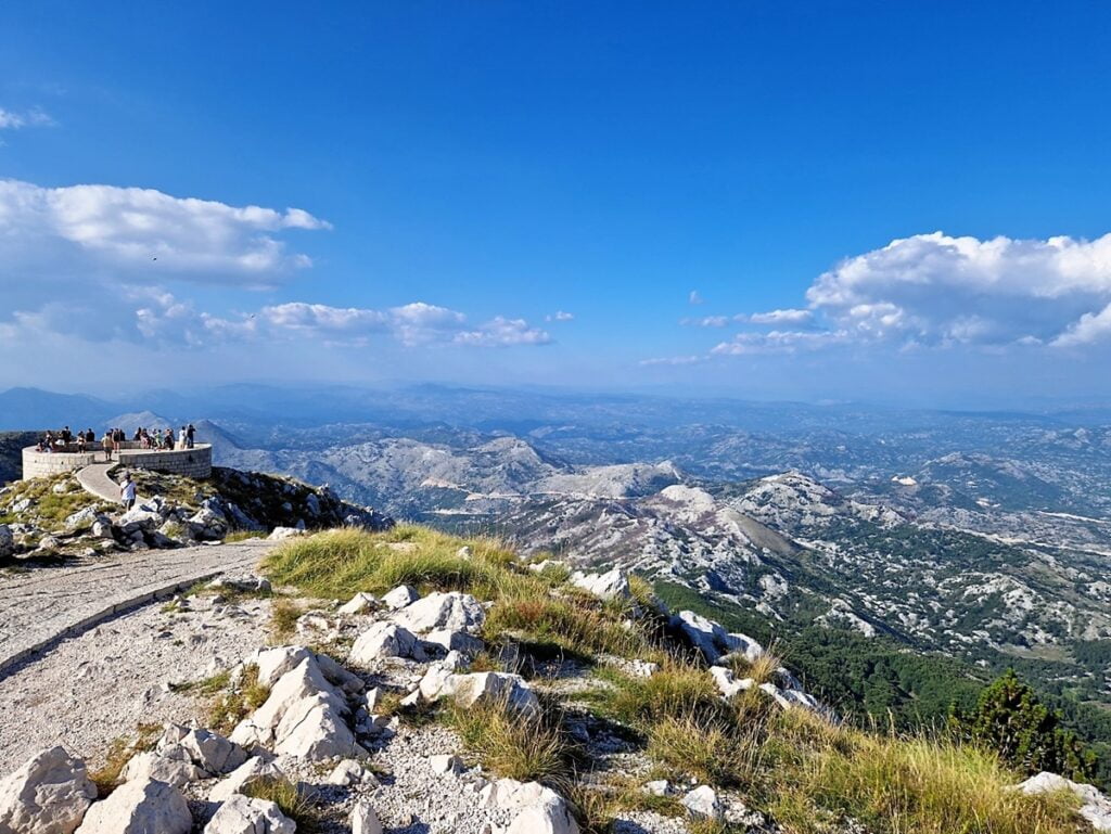 Serpentiinitietä Lovćenin kansallispuistoon