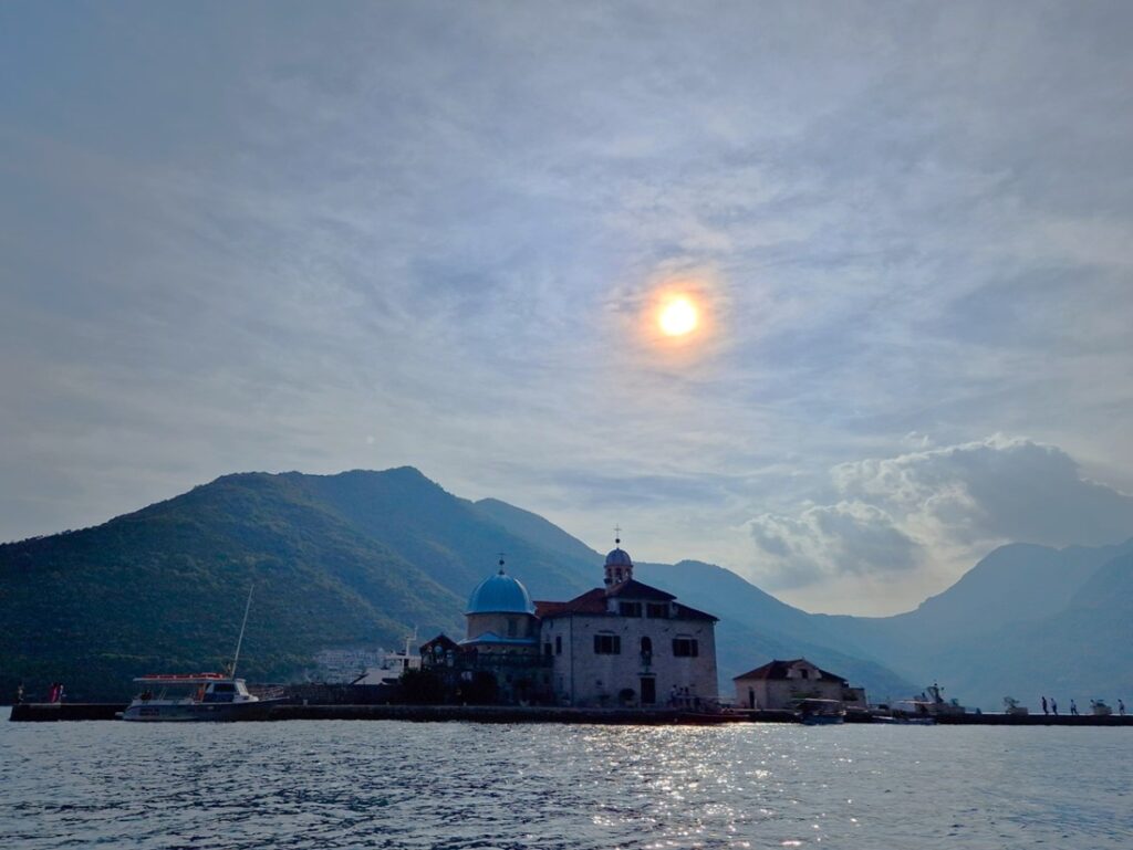 Our Lady of the Rocks - Kohti avaraa maailmaa