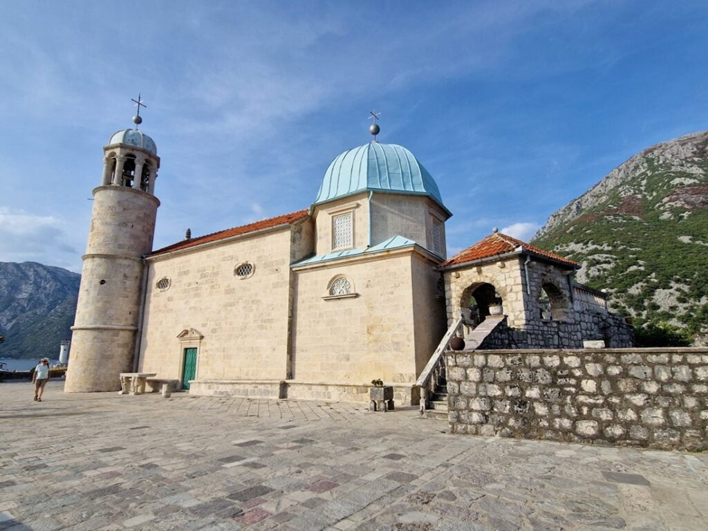 Our Lady of the Rocks - Kohti avaraa maailmaa