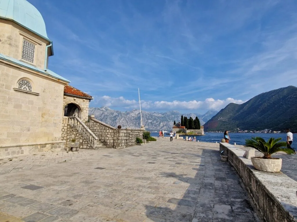 Our Lady of the Rocks - Kohti avaraa maailmaa