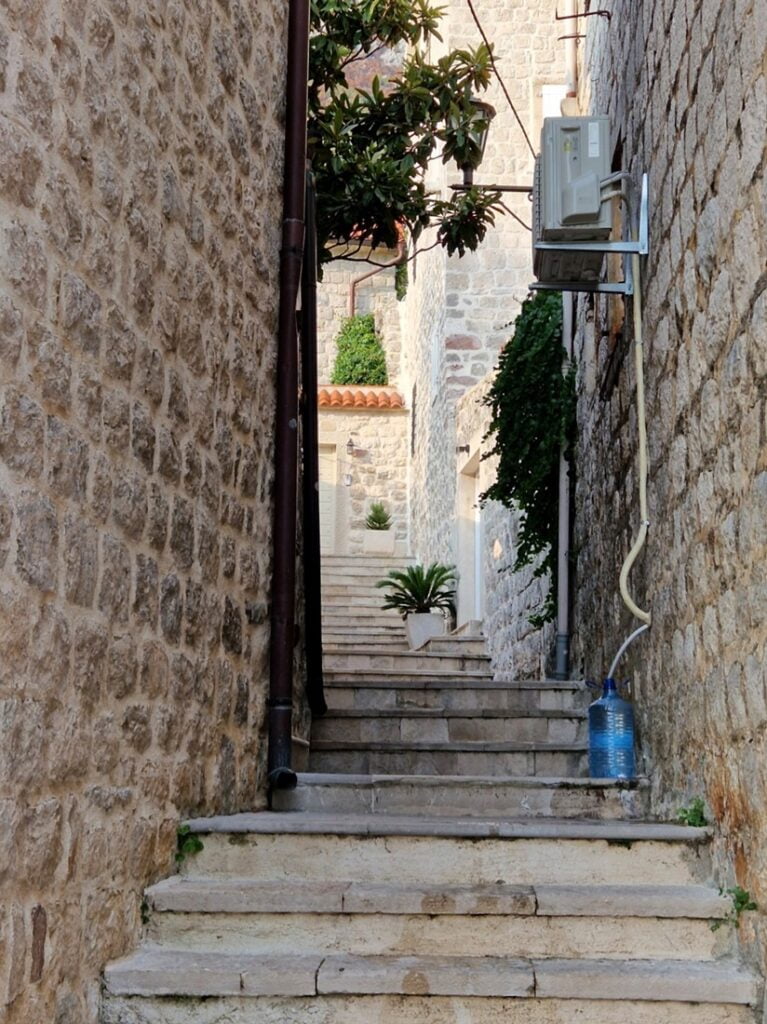 Perast - Tunnelmallinen pikkukaupunki Montenegrossa