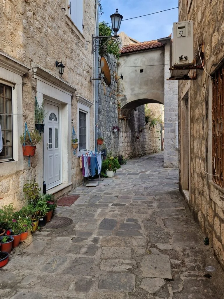 Perast - Tunnelmallinen pikkukaupunki Montenegrossa