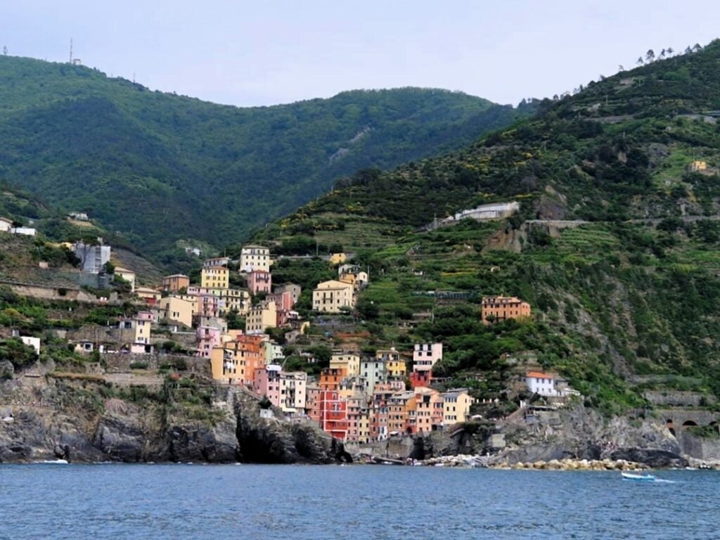 Cinque Terre - Värikkäiden talojen Riomaggiore
