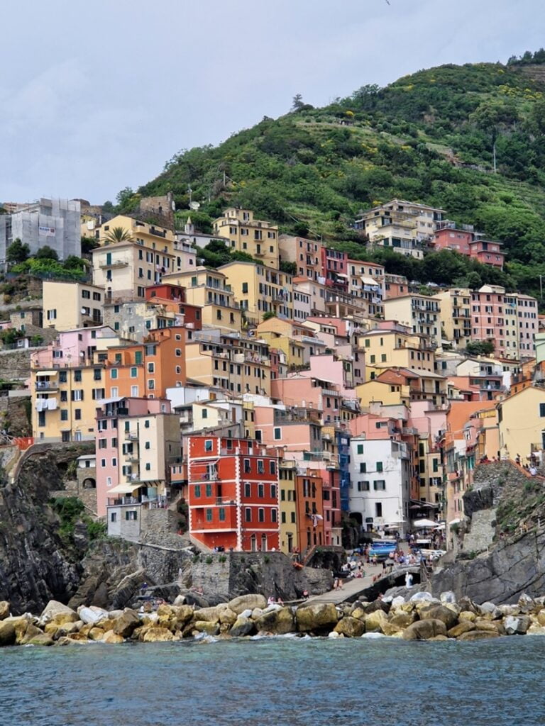 Cinque Terre - Värikkäiden talojen Riomaggiore