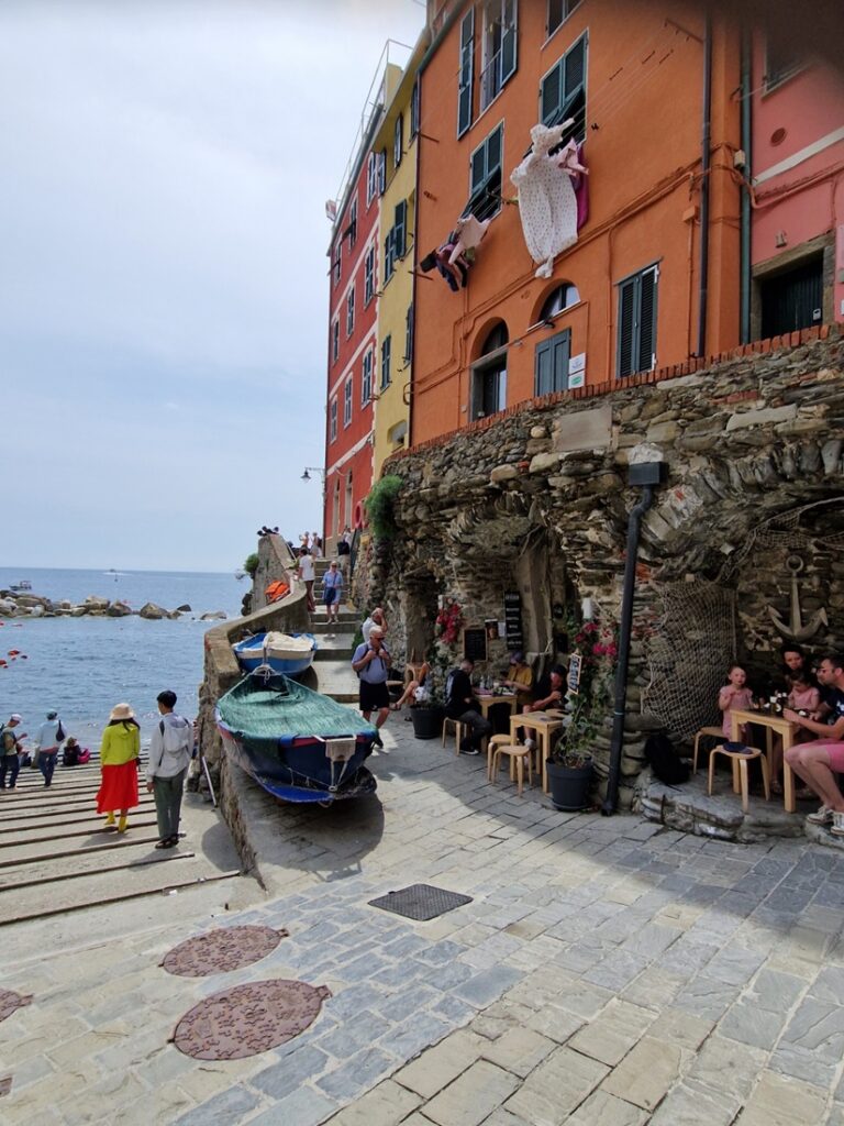 Cinque Terre - Värikkäiden talojen Riomaggiore