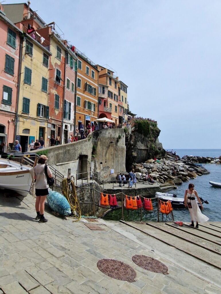 Cinque Terre - Värikkäiden talojen Riomaggiore