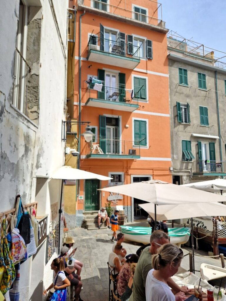 Cinque Terre - Värikkäiden talojen Riomaggiore