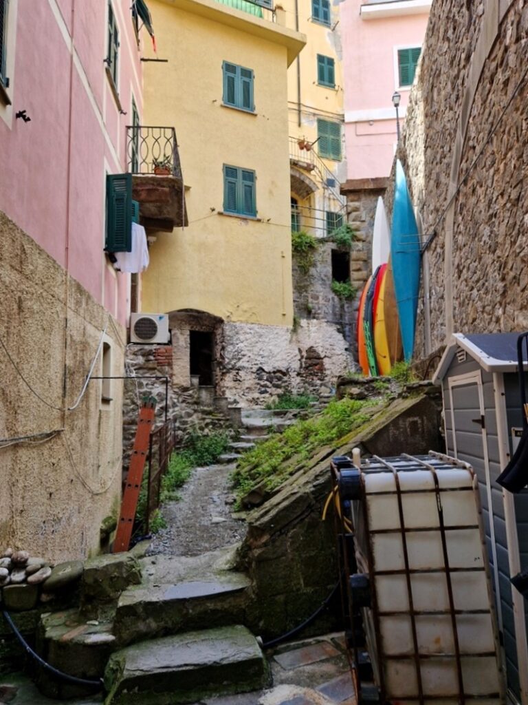 Cinque Terre - Värikkäiden talojen Riomaggiore