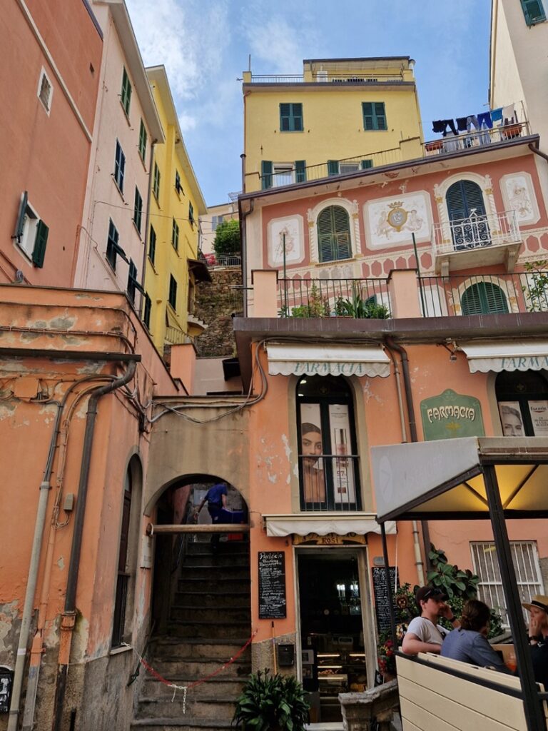 Cinque Terre - Värikkäiden talojen Riomaggiore