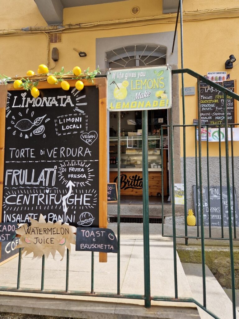 Cinque Terre - Värikkäiden talojen Riomaggiore