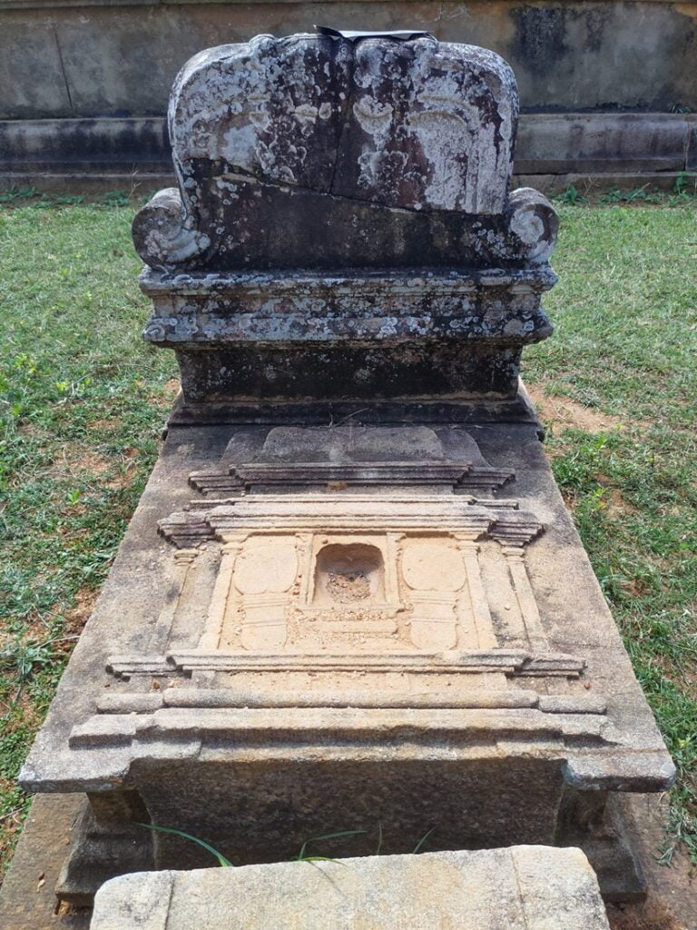 Anuradhapura Sri Lanka - Kohti avaraa maailmaa