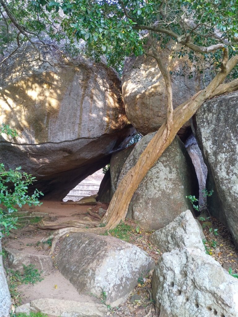 Arhat Mahinda Caves - Kohti avaraa maailmaa