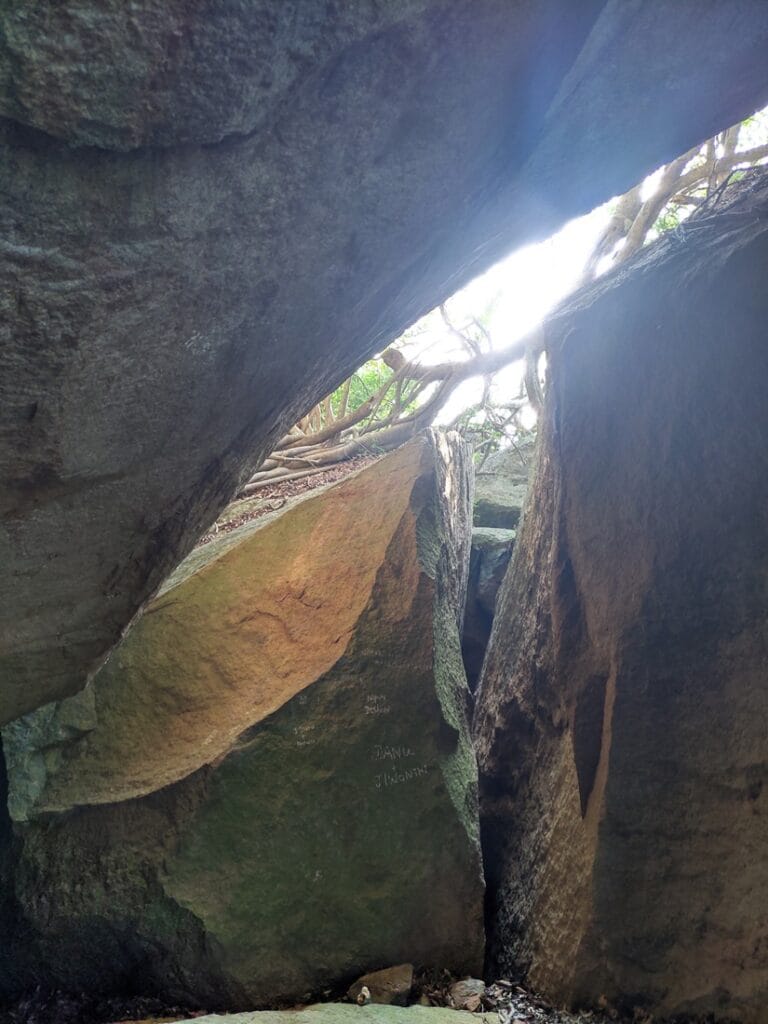 Arhat Mahinda Caves - Kohti avaraa maailmaa