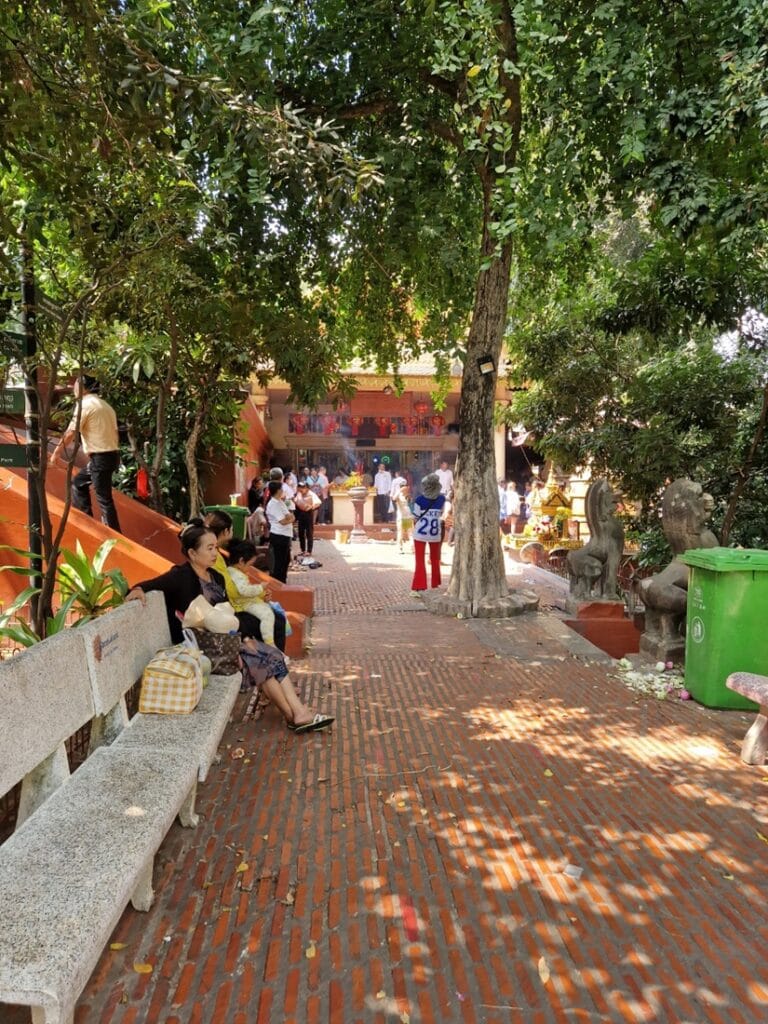 Wat Phnom - Kohti avaraa maailmaa