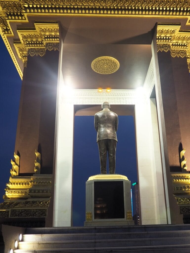 Wat Botum Park - Norodom Sihanouk Memorial - Kohti avaraa maailmaa