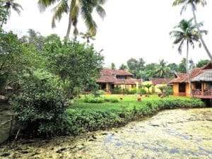 Olimme Mumbaissa ja Keralassa vuoden 2023 tammi-helmikuussa. Edellinen artikkeli vei Keralan backwaters-alueelle, jossa Lepoa ja toipumista Intiassa Vembanad-järven kauniissa maisemissa