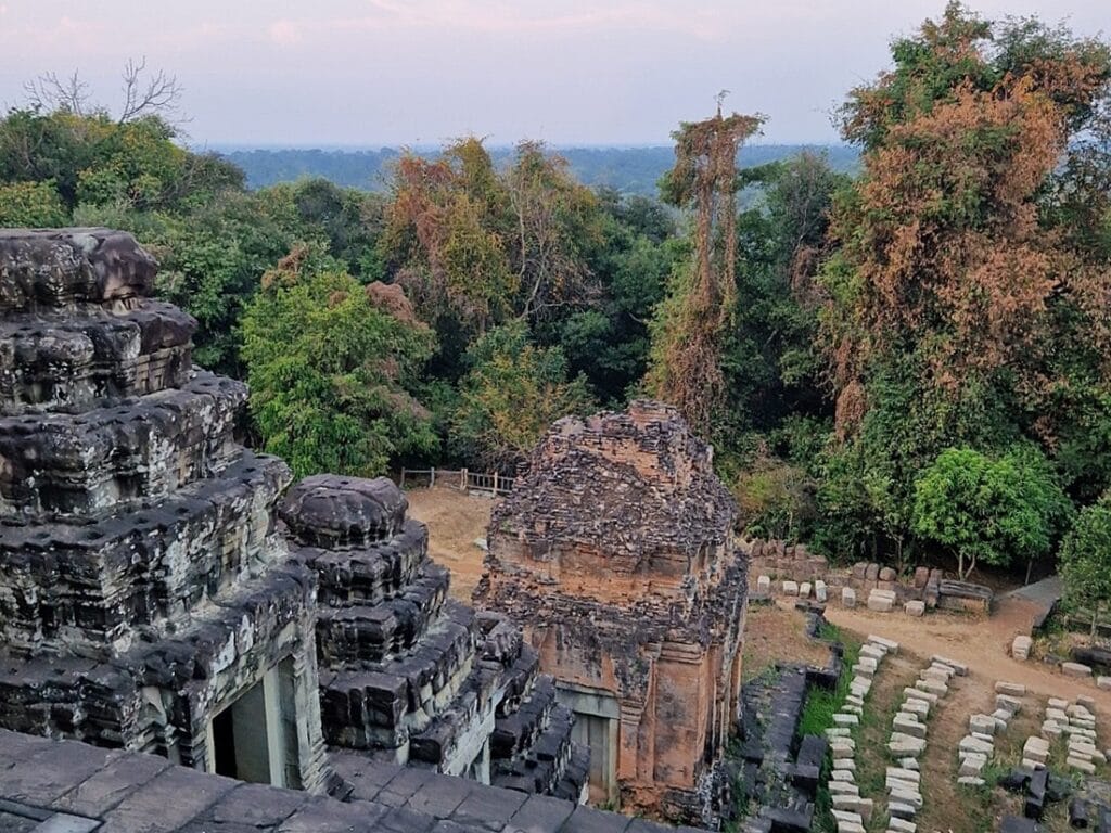 Phnom Bakheng - Kohti avaraa maailmaa
