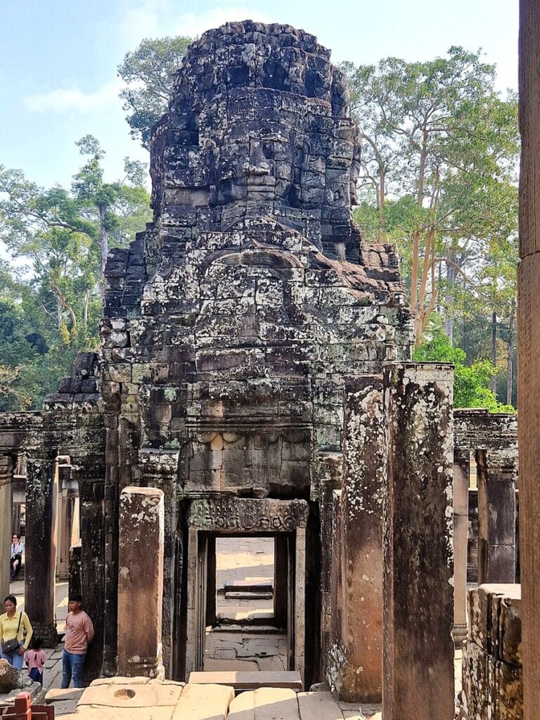 Bayon - Kohti avaraa maailmaa