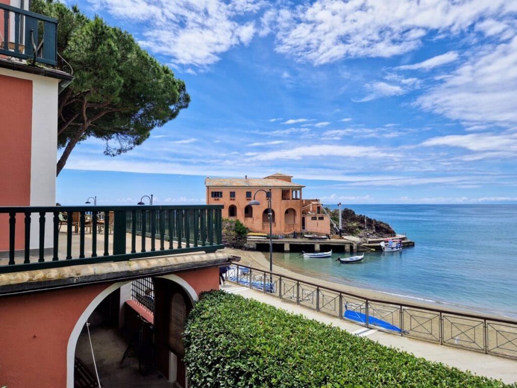 Levanto - Kohti avaraa maailmaa@media (max-width: 900px){ /* dpsp:n sidebar-/sticky-tyypit */ #dpsp-floating-sidebar, .dpsp-share-sidebar, .dpsp-share-sidebar-wrapper, .dpsp-sticky-bar, .dpsp-sidebar, .dpsp-position-left, .dpsp-position-right, .dpsp-left, .dpsp-right, .dpsp-inline-sticky, .dpsp-column, .sharebar, .share-sidebar { display: none !important; } /* Piilota "Kiitos kun jaat tämän!" -label mobiilissa */ .dpsp-share-text { display: none !important; } /* Poista mahdollinen vasen kaista sisällöltä */ body.single-post #content-wrap, body.single-post #primary, body.single-post .content-area, body.single-post .entry-content { margin-left: 0 !important; padding-left: 16px !important; } }