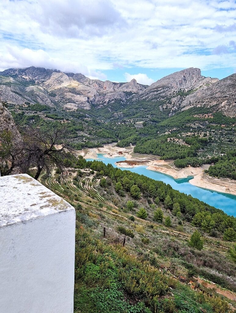 Guadalest maisema - Kohti avaraa maailmaa