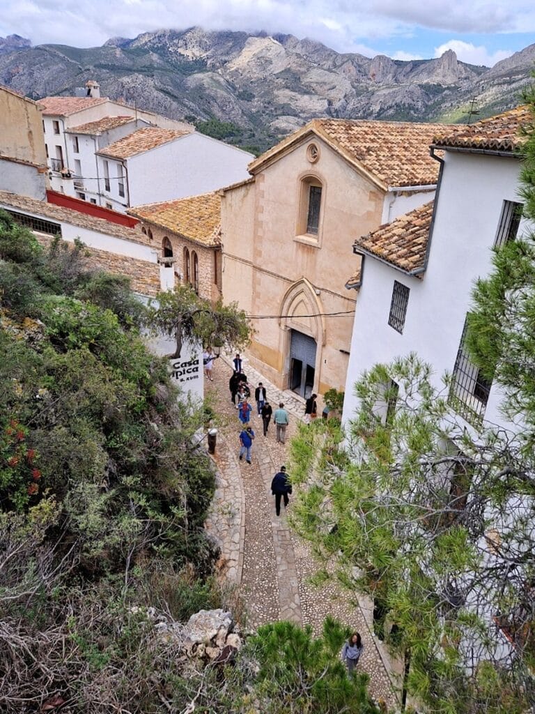 Guadalest maisema - Kohti avaraa maailmaa