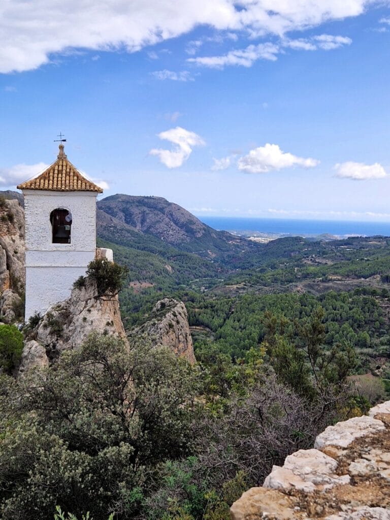 Guadalest maisema - Kohti avaraa maailmaa