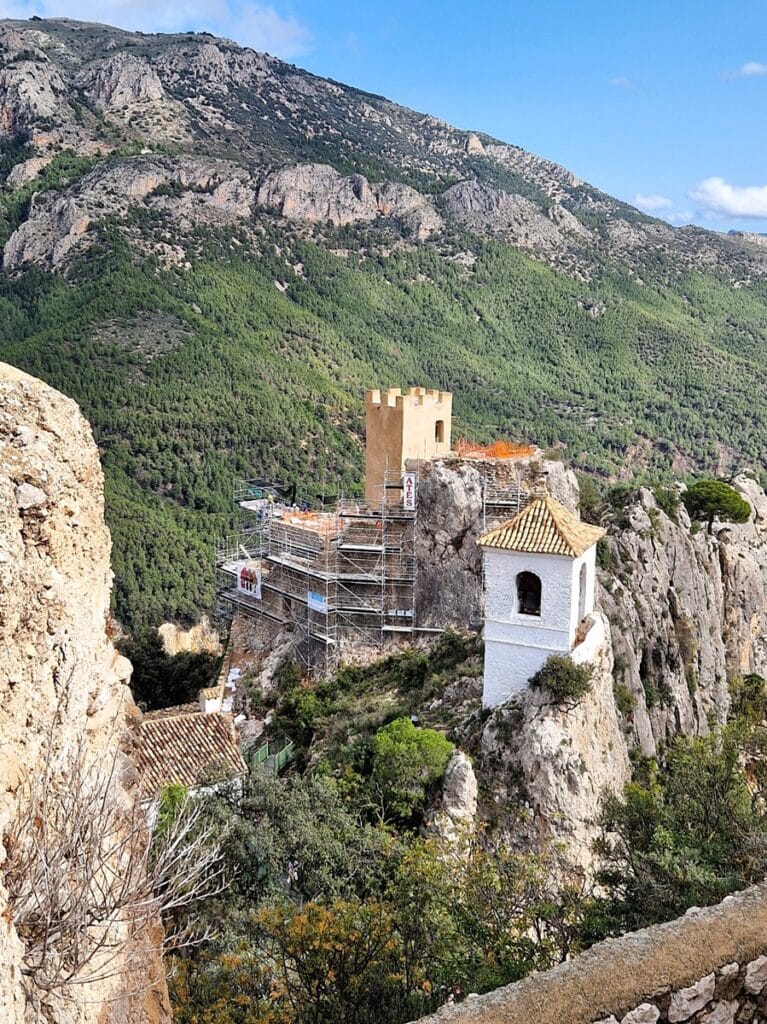 Guadalest maisema - Kohti avaraa maailmaa