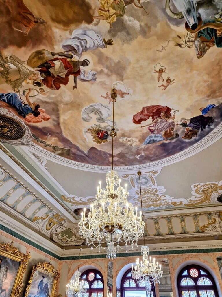 Mustapäiden talo - Kohti avaraa maailmaa