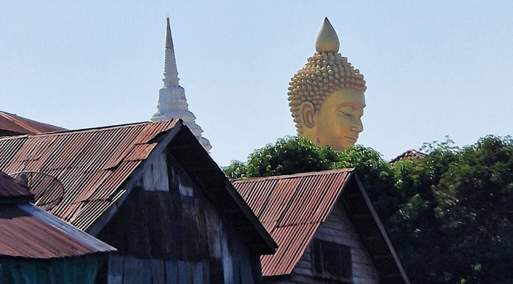 Kultainen buddha Bangkok - Kohti avaraa maailmaa