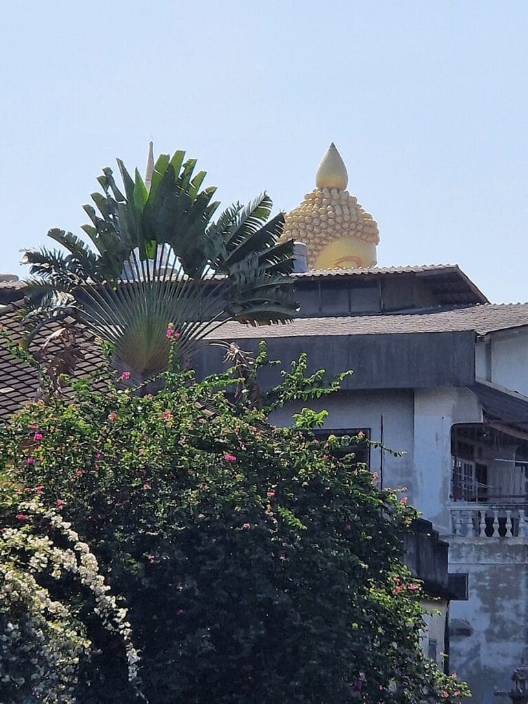 Kultainen buddha Bangkok - Kohti avaraa maailmaa