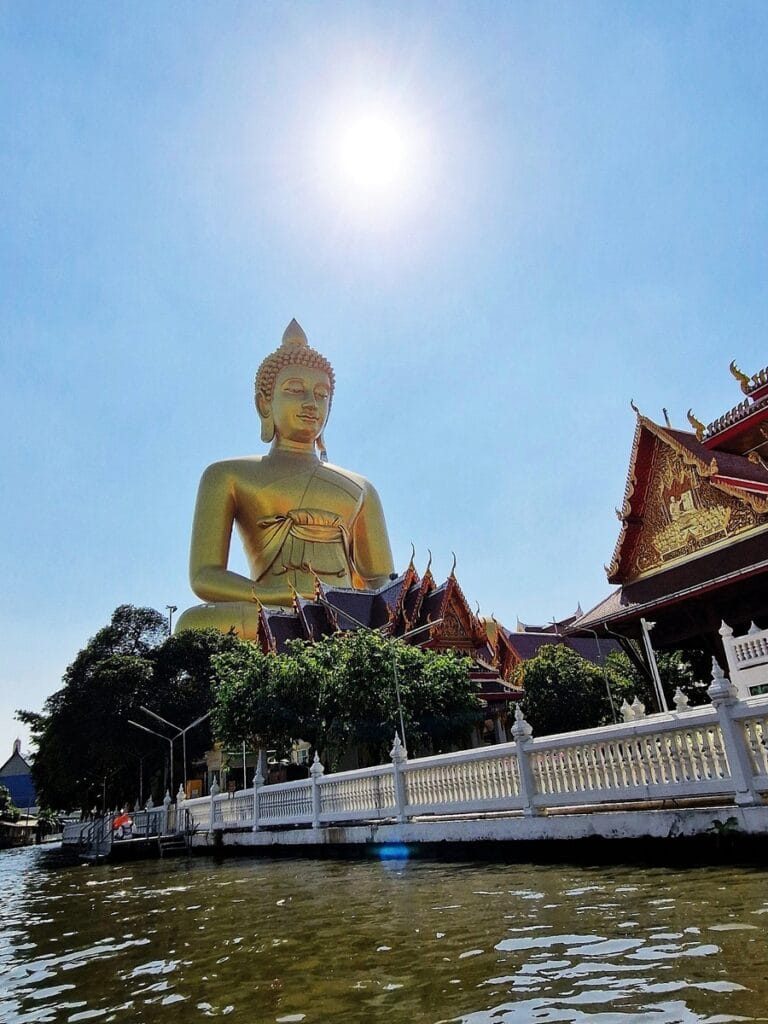 Kultainen buddha Bangkok - Kohti avaraa maailmaa