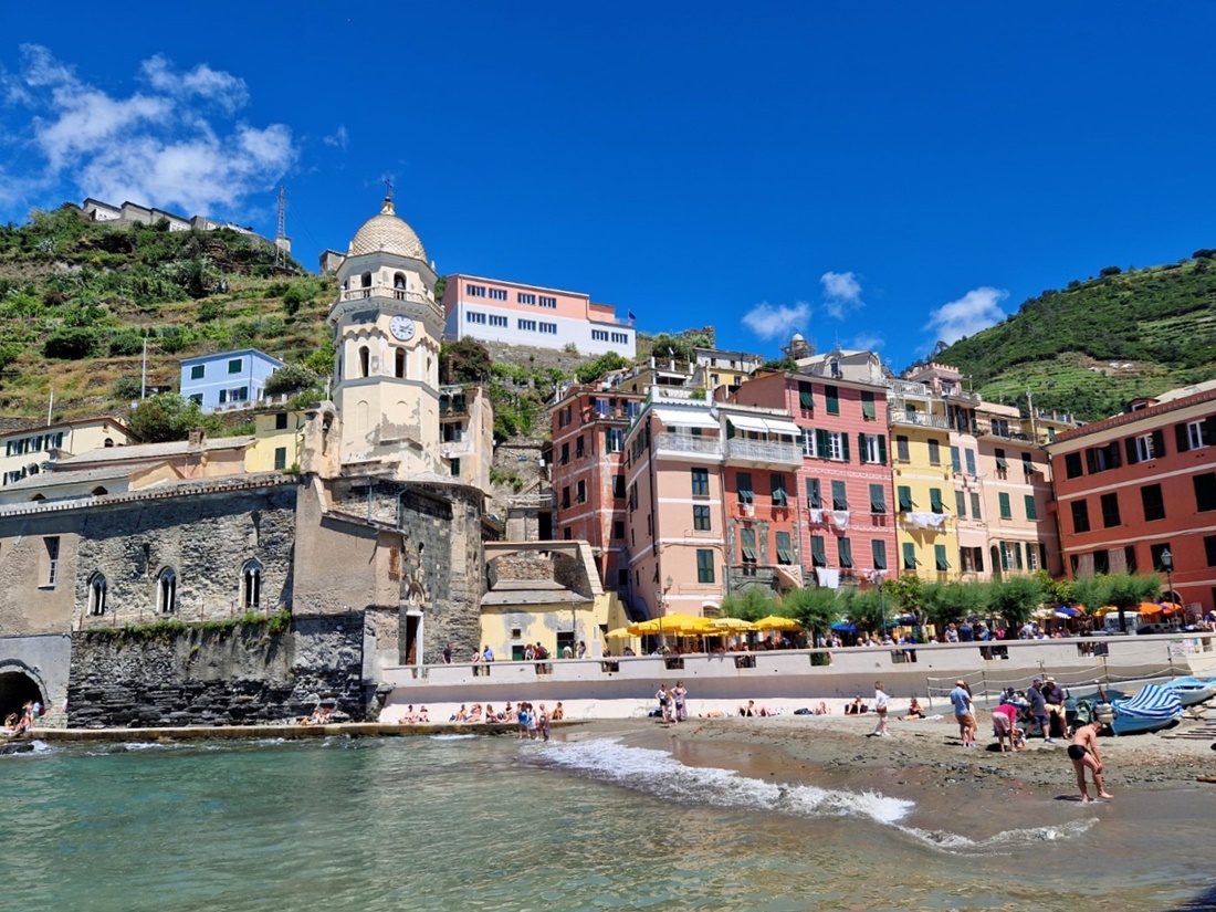 Vernazza Cinque Terressa meren rannalla