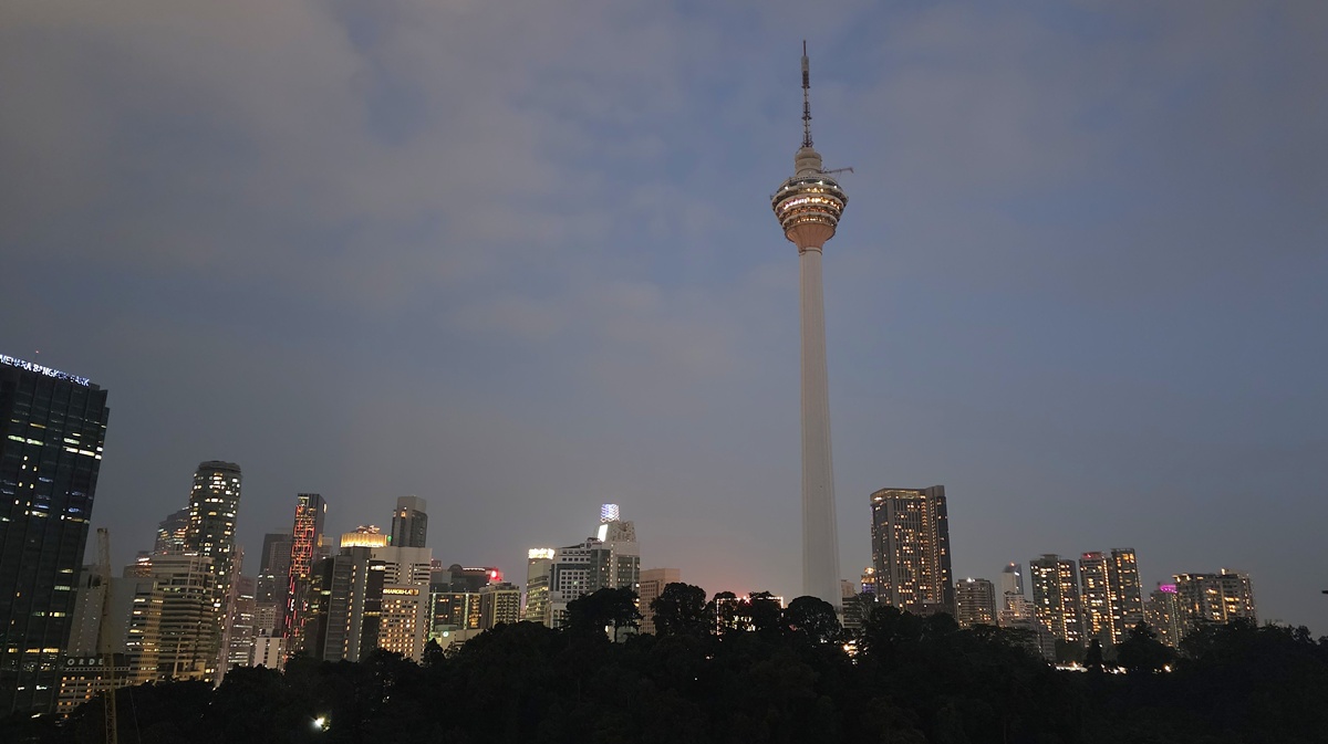 Kuala Lumpurin silhuetti ja KL-torni - Kohti avaraa maailmaa