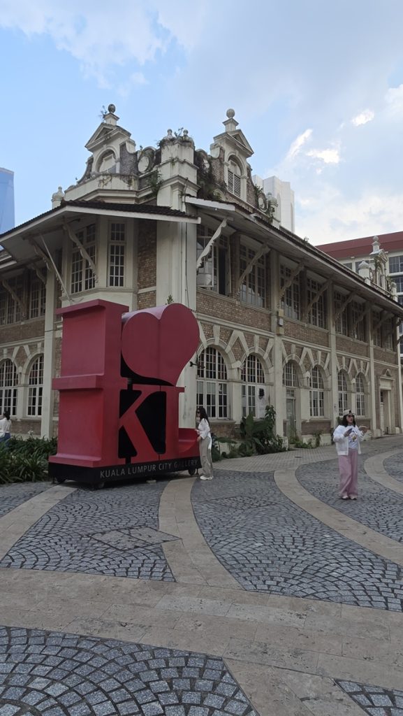 Merdeka Square Kuala Lumpur - Kohti avaraa maailmaa