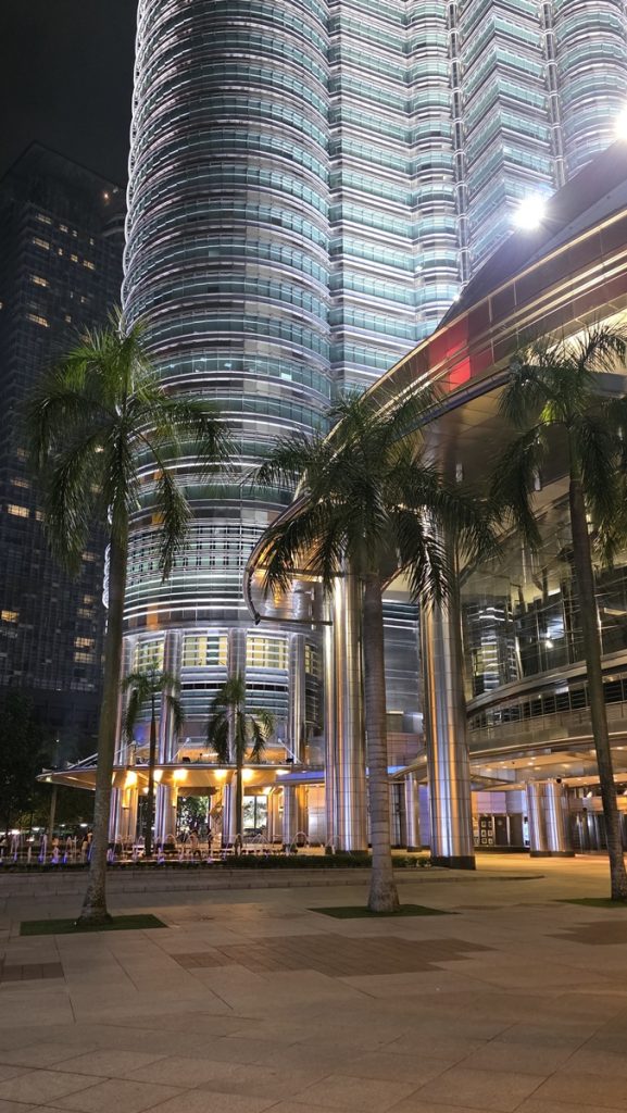 Petronas Towers - Kohti avaraa maailmaa