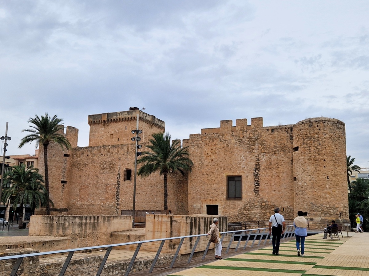 Elche - Kohti avaraa maailmaa