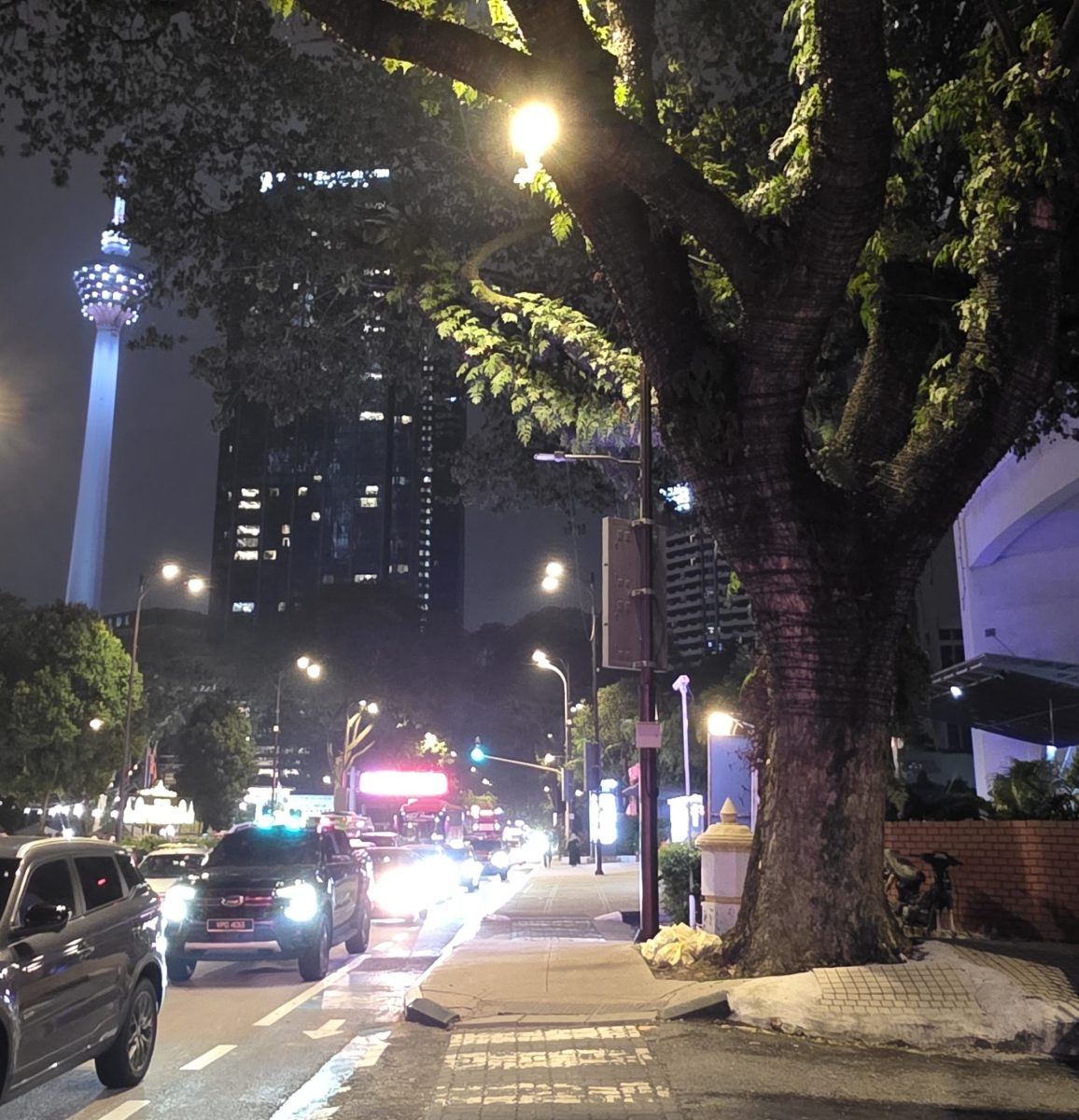 Liikennettä Kuala Lumpurissa KL-tower taustalla