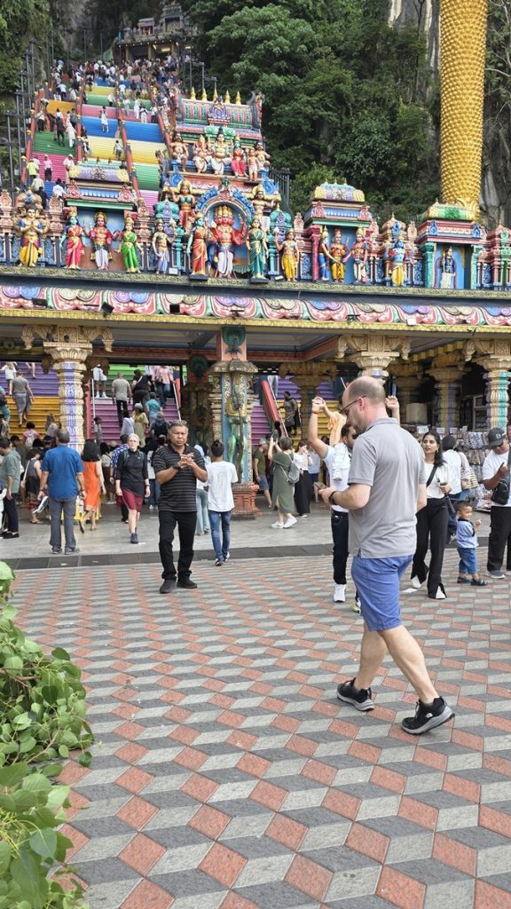 Batu Caves - Kohti avaraa maailmaa