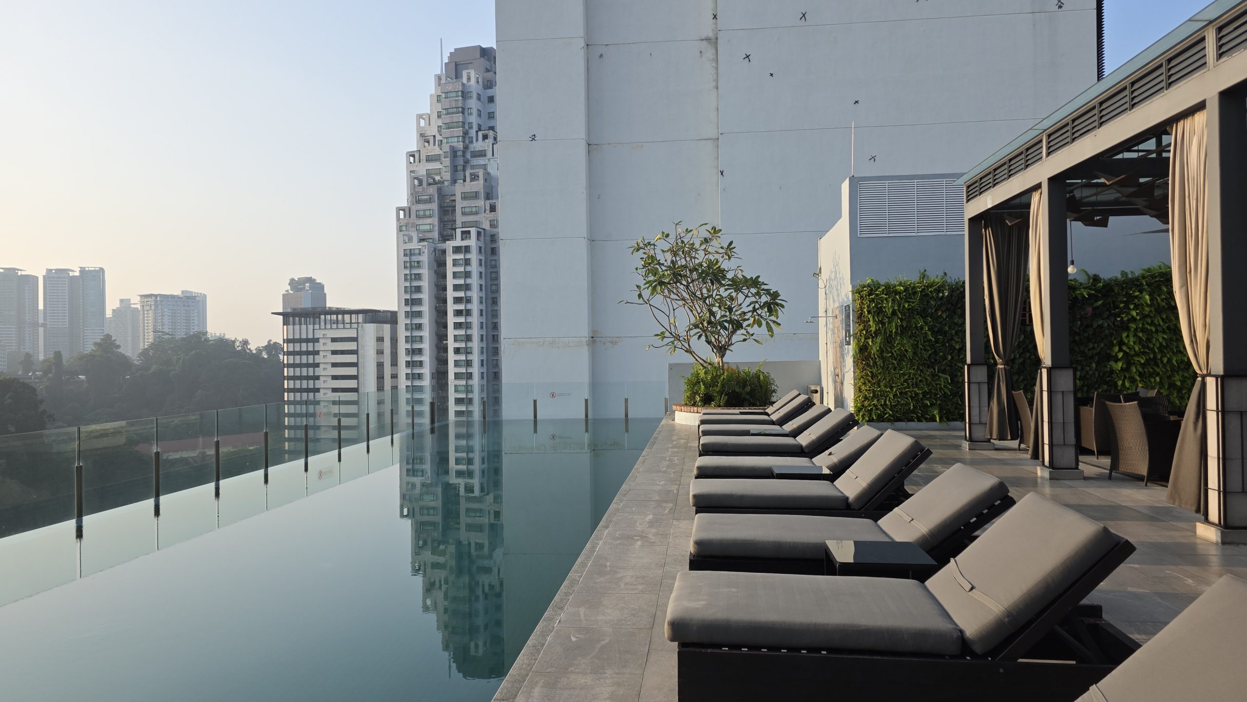 Hotellin allas - Kohti avaraa maailmaa